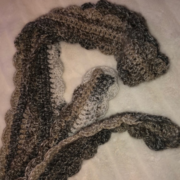 ⭐️SOLD⭐️ Handmade crochet shell-stitch scarf - Picture 3 of 5